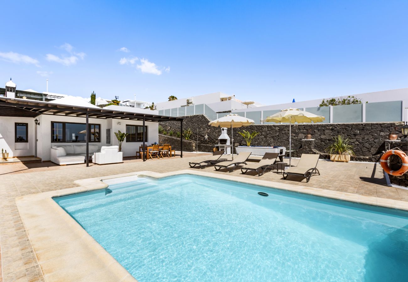 Villa en Tías - Villa 22; piscina, vistas al mar, aire acondicionado, hasta seis personas. 